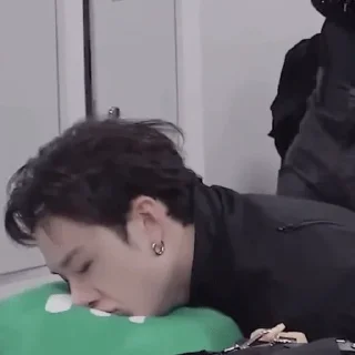 😴
