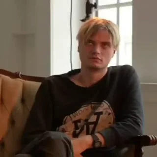 ☹