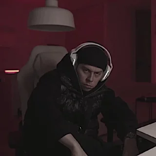 😠