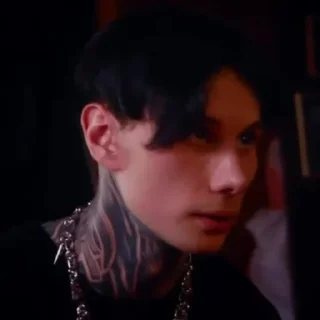 😠