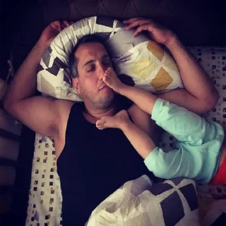 😴