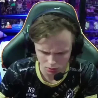 🤨
