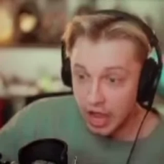 😨