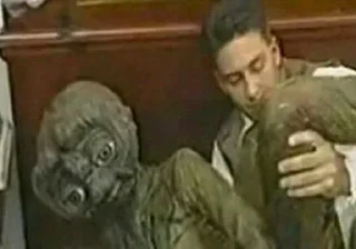 👽