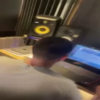 🎶