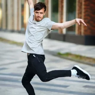 🕺