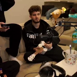 😐