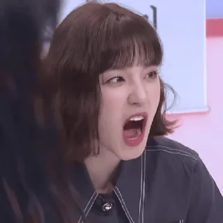 😠