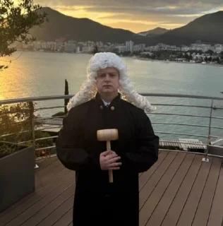 👨‍⚖️