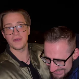 😭