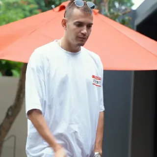 🥳