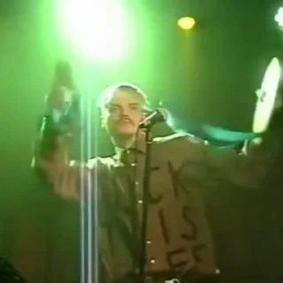 😨