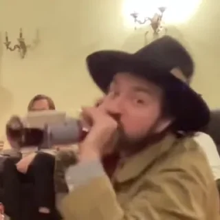 😨