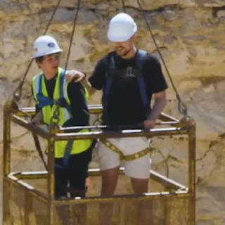 👷