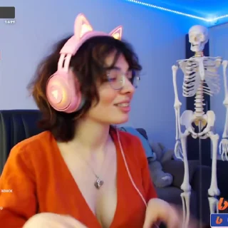 😈