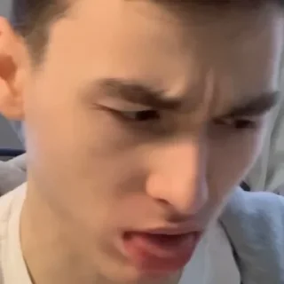 🤢