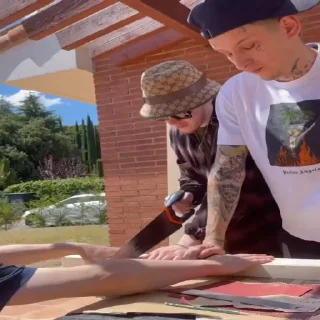 🤨