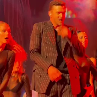 🕺