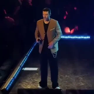 🕺