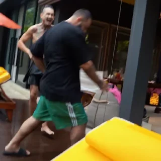 🥳