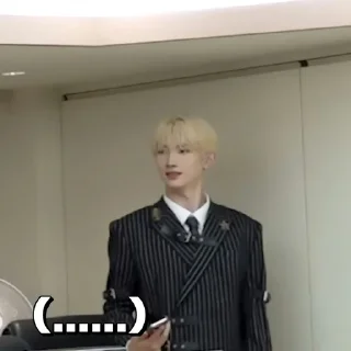 🕴