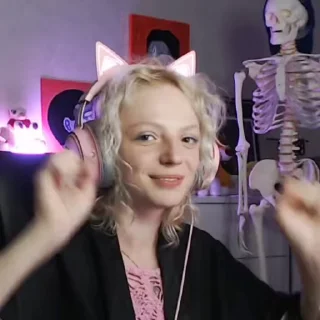Лиза Романова @flowwercat