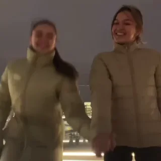 👭