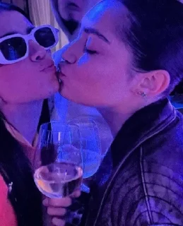 👩‍❤️‍💋‍👩