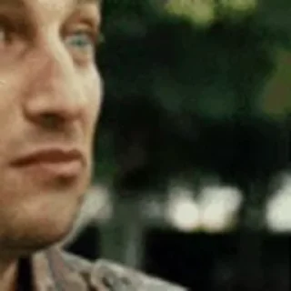😠
