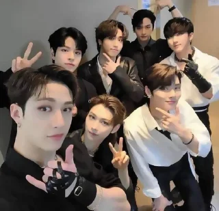 𖥔 𓂃stray kids﹫♡ @helpiksted :: @fStikBot