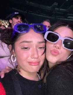 👩‍❤️‍💋‍👩
